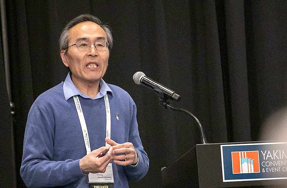 Lailiang Cheng, profesor de horticultura de la Universidad de Cornell, Nueva York, habla de la complejidad de la administración de nutrientes para manzanas de la variedad Honeycrisp. (TJ Mullinax/Good Fruit Grower)