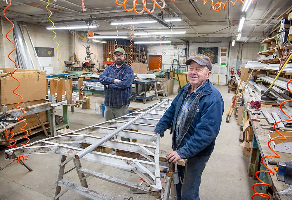 En el 2003 Bryce Nieman, a la derecha, traspasó el negocio Dependable Ladder a su hijo Brad. Aquí se les ve con un trabajo de reparación, que es la mayor parte del negocio de Dependable. (Ross Courtney/Good Fruit Grower)