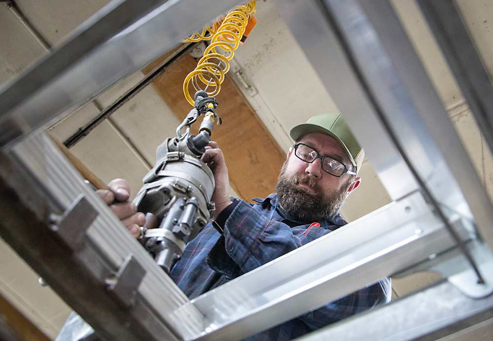 En marzo de este año Brad Nieman, en su negocio Dependable Ladder en Yakima, Washington, fija remaches en una nueva escalera de 3 metros. (Ross Courtney/Good Fruit Grower)