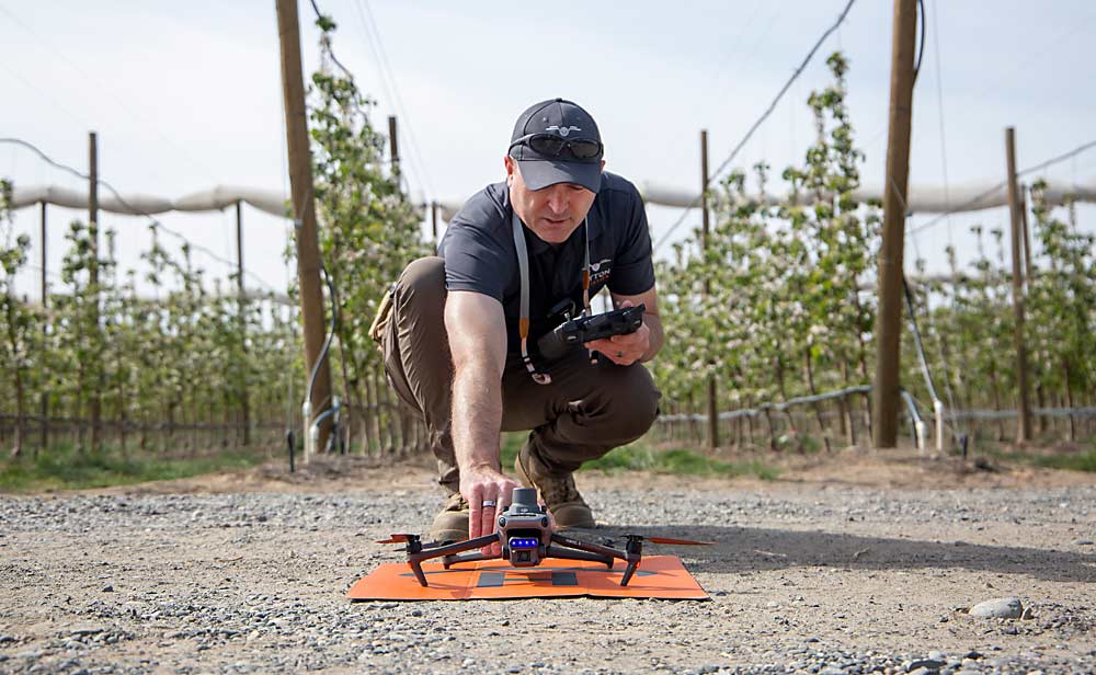 En abril de este año, Aaron Tyler, de Tyton Aviation, prepara su dron para un vuelo de cartografía de la floración en la nueva huerta del Proyecto Smart Orchard (huerta inteligente), cerca de Mattawa, Washington. (Ross Courtney/Good Fruit Grower)