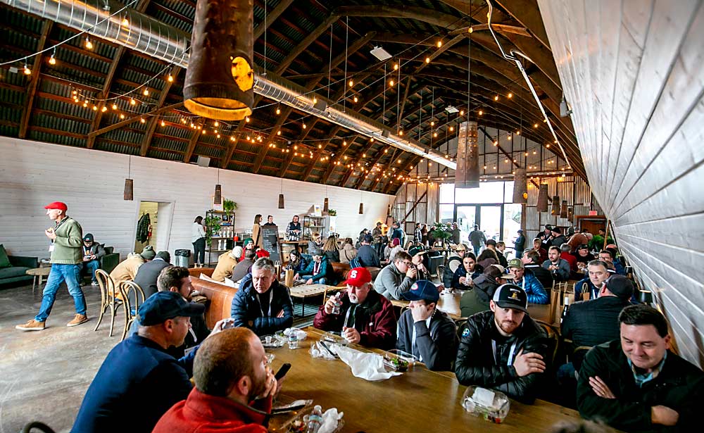 Los visitantes almuerzan en la sala de degustación Gilbert Cellars, también propiedad de la familia de Sean Gilbert. (TJ Mullinax/Good Fruit Grower)