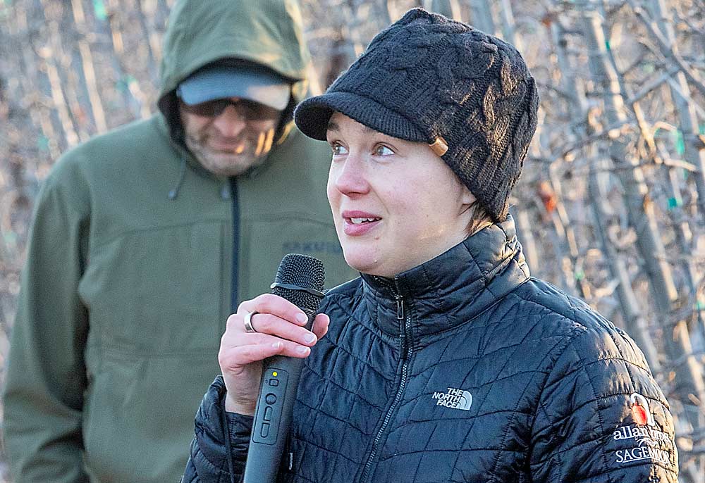 Suzanne Bishop, directora de investigación y tecnología de Allan Bros., habla de la administración de cultivos en árboles injertados con varios líderes. (TJ Mullinax/Good Fruit Grower)