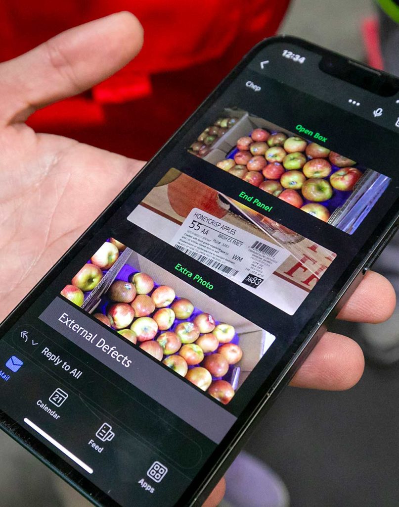 Si un lote de fruta no supera la inspección después del empaque, el administrador de datos de control de calidad Isaac Balderas recibe una notificación por correo electrónico con los datos y las fotos de FreshCloud. (TJ Mullinax/Good Fruit Grower)