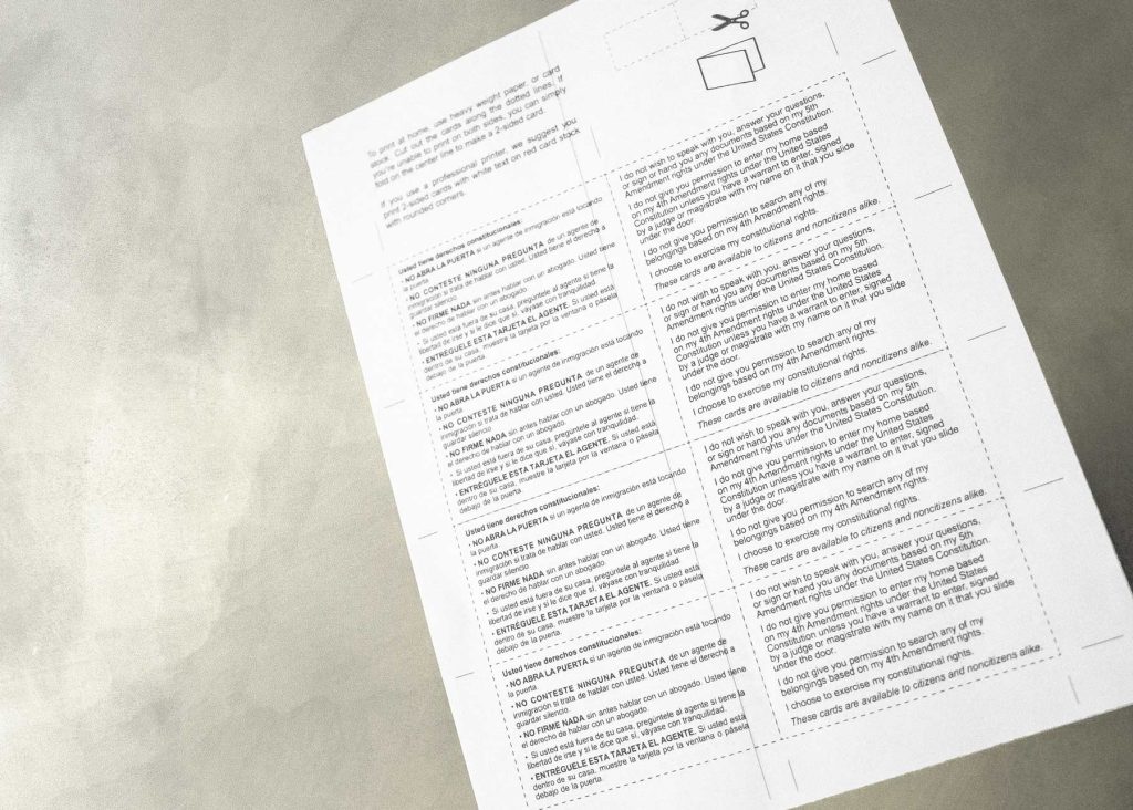 Los expertos en el empleo agrícola aconsejan a los productores que entreguen a sus empleados tarjetas con la etiqueta “Conozca sus derechos” para recordarles que tienen el derecho de guardar silencio si son interrogados por las autoridades federales de inmigración. Algunos productores optan por plastificar las tarjetas o las imprimen en cartulina para mayor durabilidad. (Ilustración fotográfica de Ross Courtney y TJ Mullinax/Good Fruit Grower)