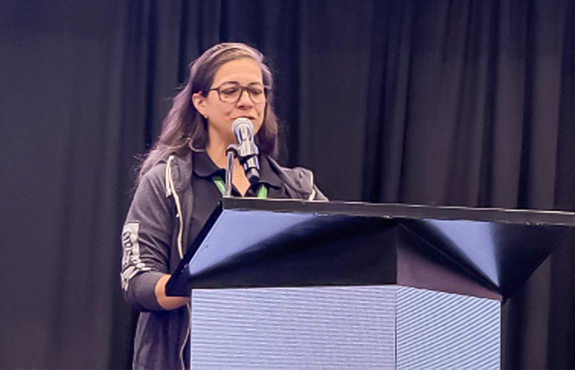 En diciembre del 2024, Paola Sotelo-Cardona, educadora en MIP de la Universidad Estatal de Oregón, habla sobre los recursos disponibles para los productores durante la reunión de la Asociación de Árboles Frutales del Estado de Washington. (Cortesía Paola Sotelo-Cardona)