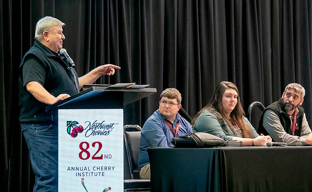 En enero, en la 82ª reunión anual del Instituto de la Cereza, celebrada en el centro de convenciones de Yakima, en Washington, Gary Grove, profesor emérito de la Universidad Estatal de Washington, intervino en un panel sobre la acronecrosis (dieback) de los cerezos y los patógenos de la pudrición. Le acompañaron, de izquierda a derecha, Garrett Bishop, de G.S. Long Co, Ashley Thompson, del Servicio de Extensión de la Universidad Estatal de Oregón (OSU); y Brian Pearson, director del Centro de Investigación y Extensión Agrícola Mid-Columbia de la OSU. (TJ Mullinax/Good Fruit Grower)