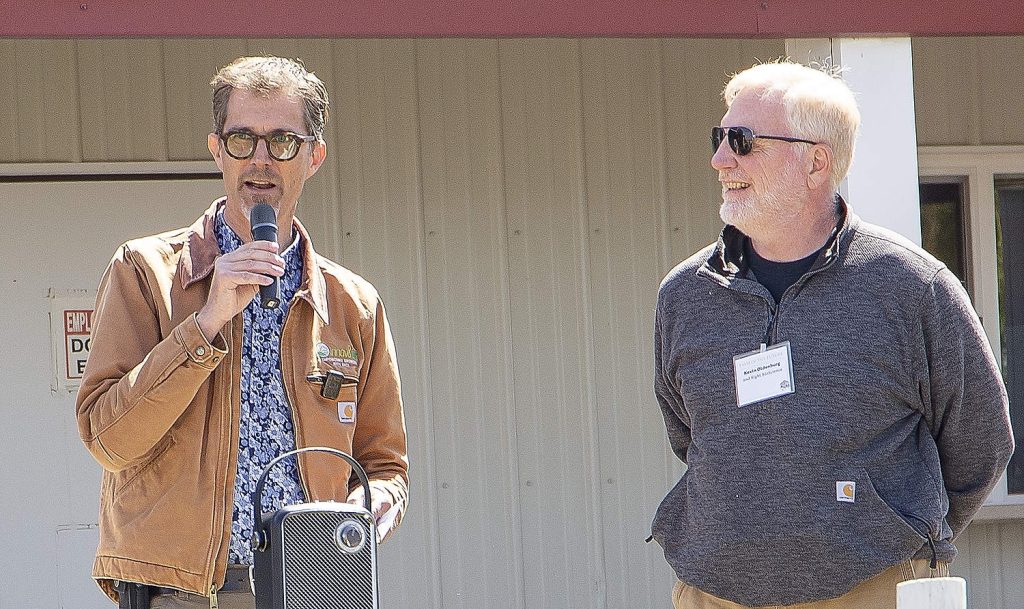 Steve Mantle, de innov8.ag, a la izquierda, y Kevin Oldenburg, de 2nd Sight Bioscience