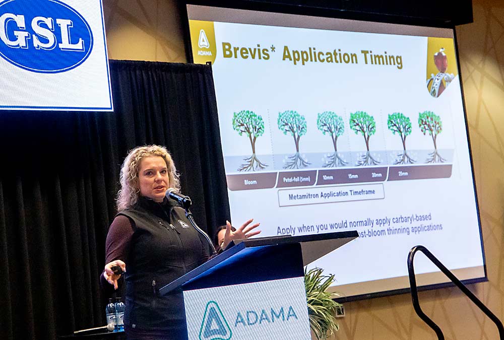 Diane Reynolds, representante de ADAMA (fabricante y minorista de herbicidas, insecticidas y fungicidas, con sede en Israel), presentó información sobre Brevis, un diluyente químico cuyo nombre científico es metamitron, que pronto será registrado.