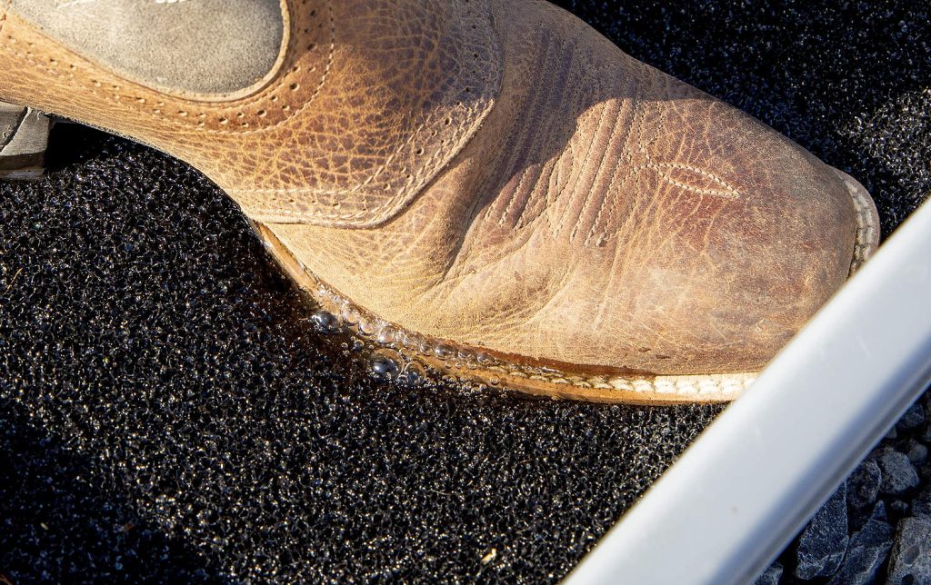 Asegúrese de que el desinfectante entre en contacto con toda la suela de la bota, incluido el borde exterior, presionando el calzado contra una alfombrilla porosa o una almohadilla de espuma. El cloro es el desinfectante más común