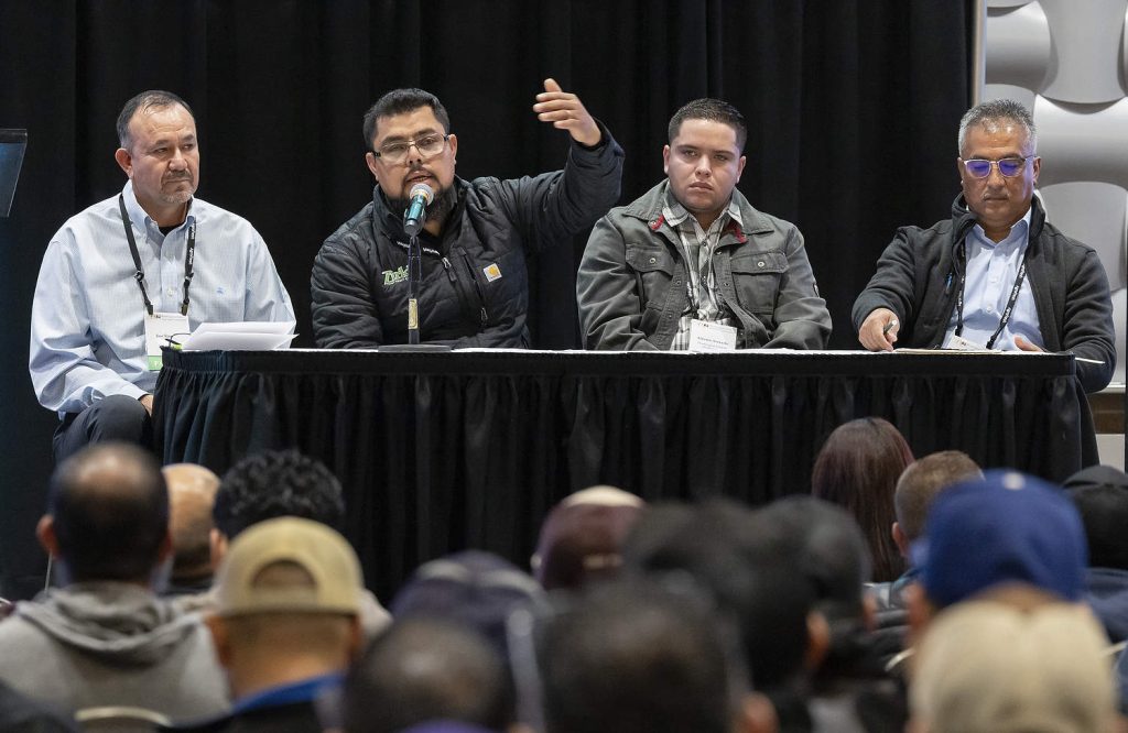 José Ramírez, KS Manzana; Apolinar Ángel, Zirkle Fruit Co; Alberto Acevedo, Washington Fruit Growers; y Vidal Guizar, Douglas Fruit (de izquierda a derecha) hablan en una mesa redonda sobre perseverancia celebrada el 9 de diciembre en la convención anual de la Asociación de Frutas de Árbol del Estado de Washington en Wenatchee, Washington. (TJ Mullinax/Good Fruit Grower)