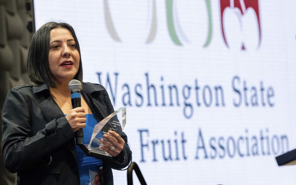 Flor Servin, educadora en seguridad de pesticidas del Departamento de Agricultura del Estado de Washington, recibe el Premio al Líder Latino en la convención anual de la Asociación de Arboles Frutales del Estado de Washington, celebrada el 9 de diciembre en Wenatchee, Washington. (TJ Mullinax/Good Fruit Grower)