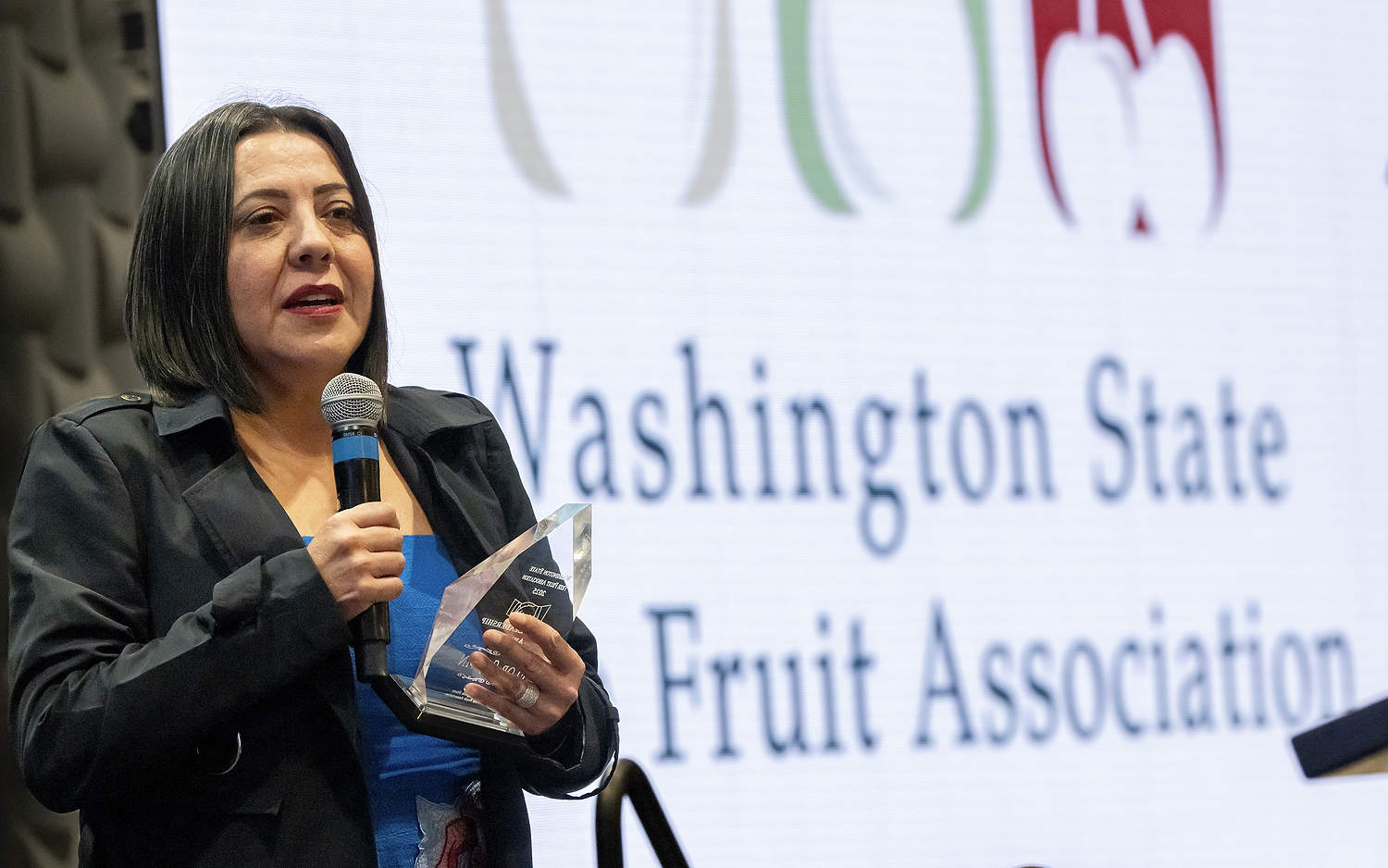 Flor Servin, educadora en seguridad de pesticidas del Departamento de Agricultura del Estado de Washington, recibe el Premio al Líder Latino en la convención anual de la Asociación de Arboles Frutales del Estado de Washington, celebrada el 9 de diciembre en Wenatchee, Washington. (TJ Mullinax/Good Fruit Grower)