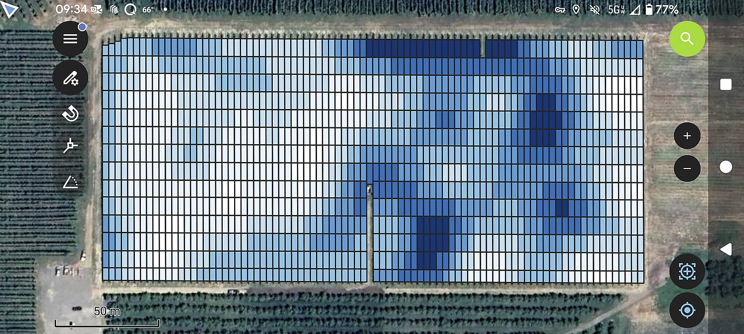 Foto superior: En junio, el productor Keith Veselka empleó un mapa de densidad frutal de Tyton Aviation para dirigir a sus trabajadores hacia las áreas de mayor concentración de manzanas de este bloque de la variedad Envy y realizar un raleo manual. Gracias a esta estrategia, logró reducir los costos de mano de obra para esa tarea por aproximadamente un 65 %. En la captura de pantalla, los cuadrados azul oscuro indican los árboles más densos, mientras que los cuadrados más claros representan los menos densos. (Cortesía de Tyton Aviation)