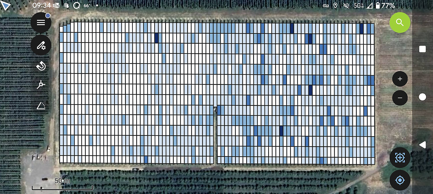 Foto inferior: Esta imagen, tomada con un dron pocos días después del raleo, muestra una carga de cultivo más uniforme. En el segundo vuelo, el algoritmo recalibrado siguió empleando el azul oscuro para señalar los árboles con mayor densidad, pero hubo menos variedad después del raleo.(Cortesía de Tyton Aviation)