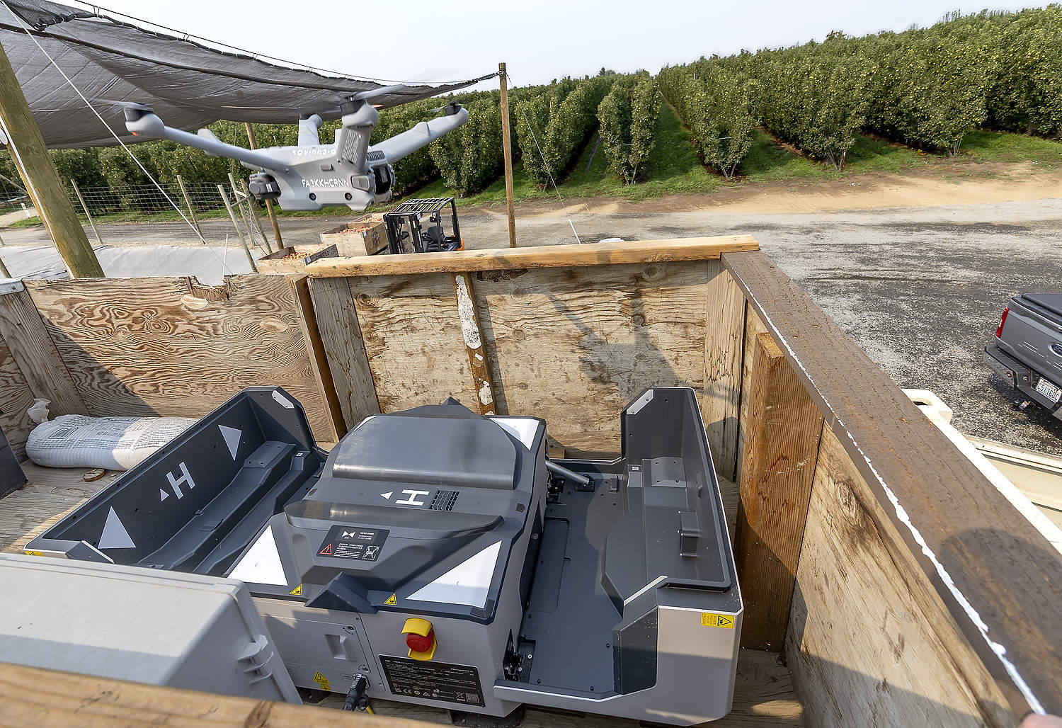En septiembre de 2025, uno de los drones controlados a distancia de Tyton Aviation despega para escanear un bloque de manzanos de variedad Envy en Zillah, Washington. Allí, la captura de imágenes aéreas es una de las técnicas empleadas para crear un mapa de tareas que sirva de guía para la administración variable de la pulverización, el raleo y la fertilización. (TJ Mullinax/Good Fruit Grower)
