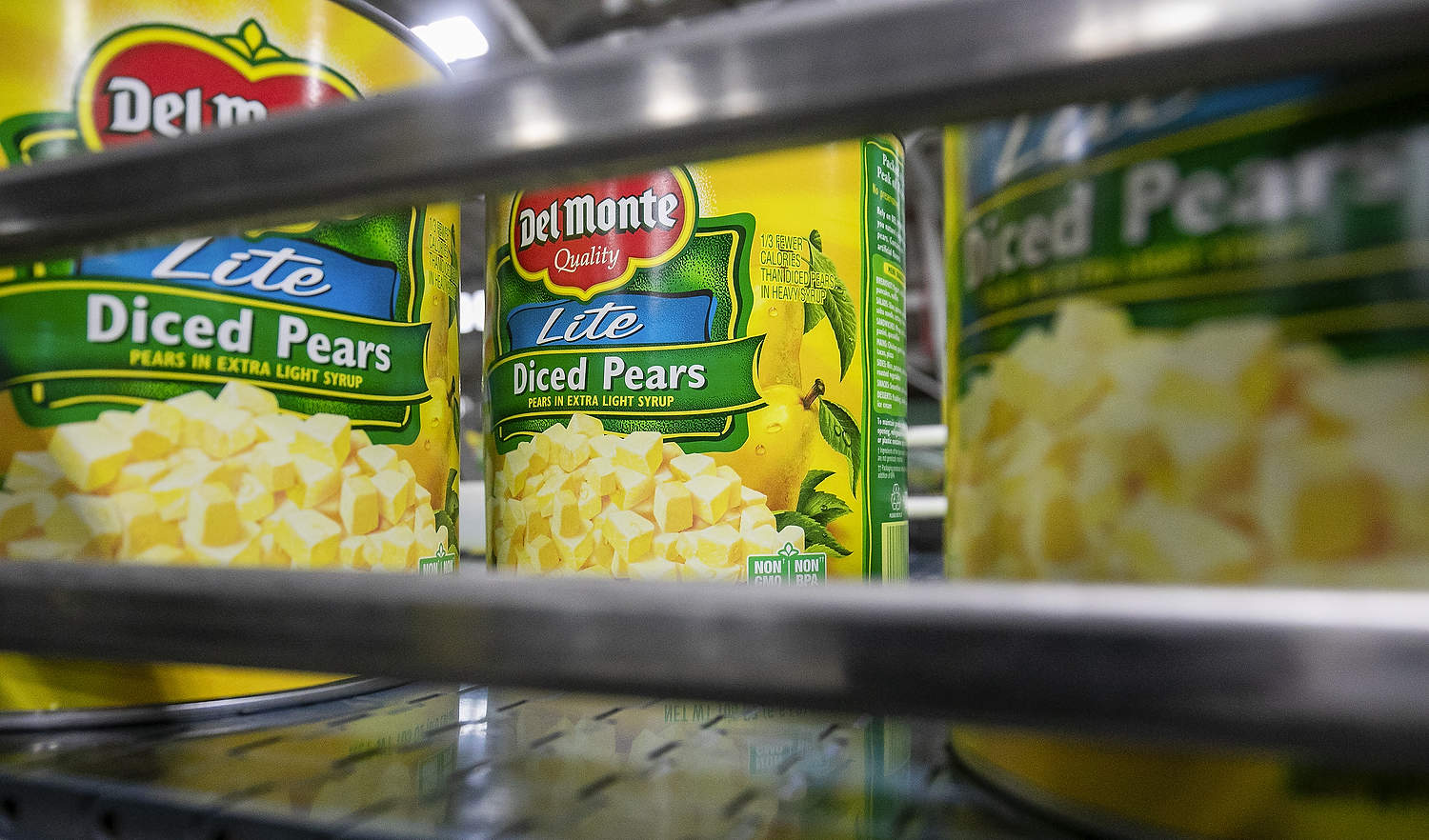 En 2024, peras Bartlett destinadas al procesamiento pasan por la línea de producción de la planta de Del Monte Foods —ahora cerrada— en Yakima, Washington. (TJ Mullinax/Good Fruit Grower)