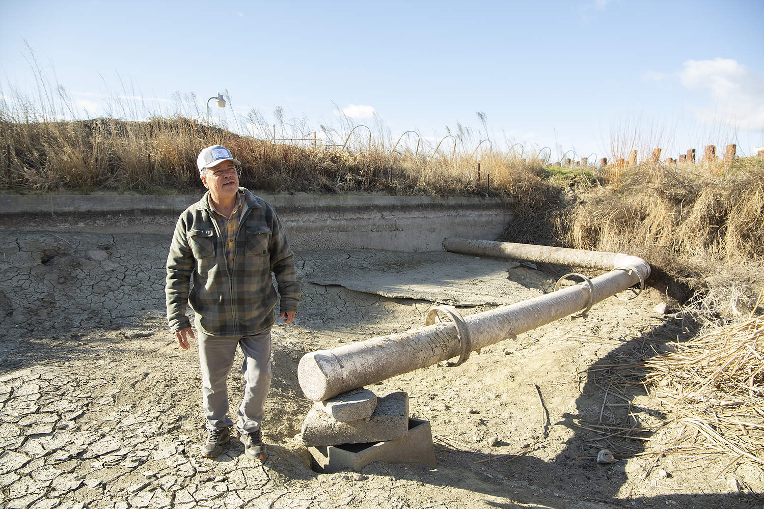 Miguel Rodríguez da instrucciones a su equipo de riego sobre cómo preparar un estanque cerca de Mattawa, Washington.