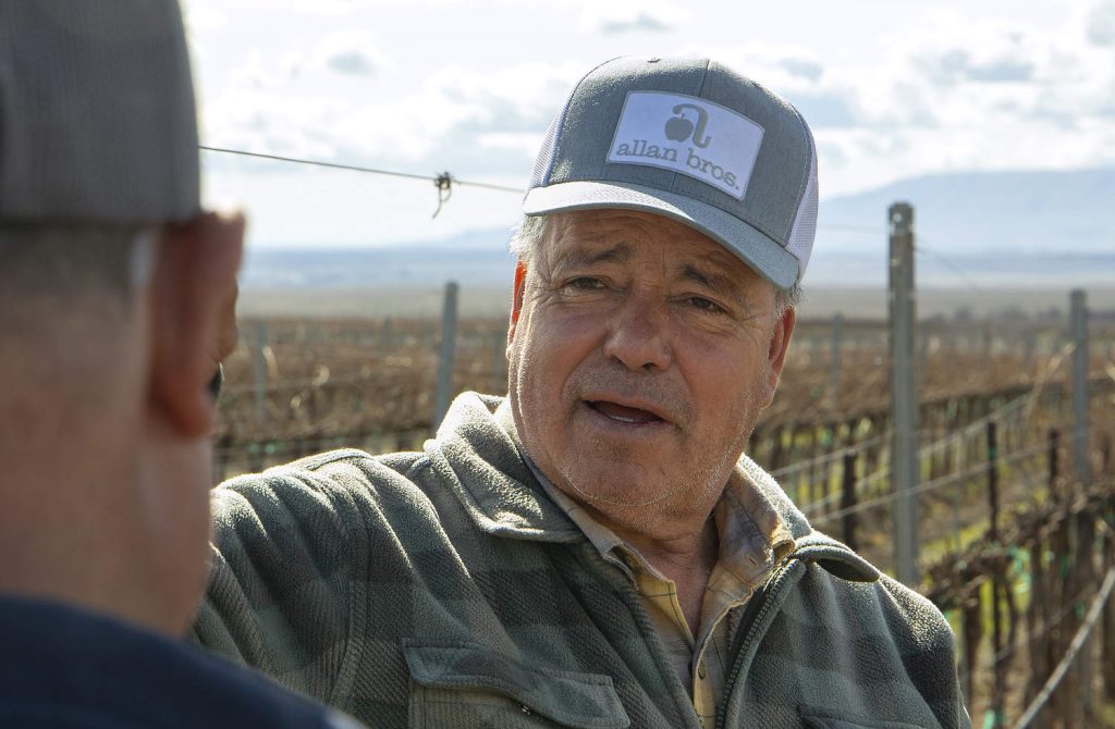 Miguel Rodríguez conversa sobre la poda y riego con otro trabajador veterano, Pedro García.