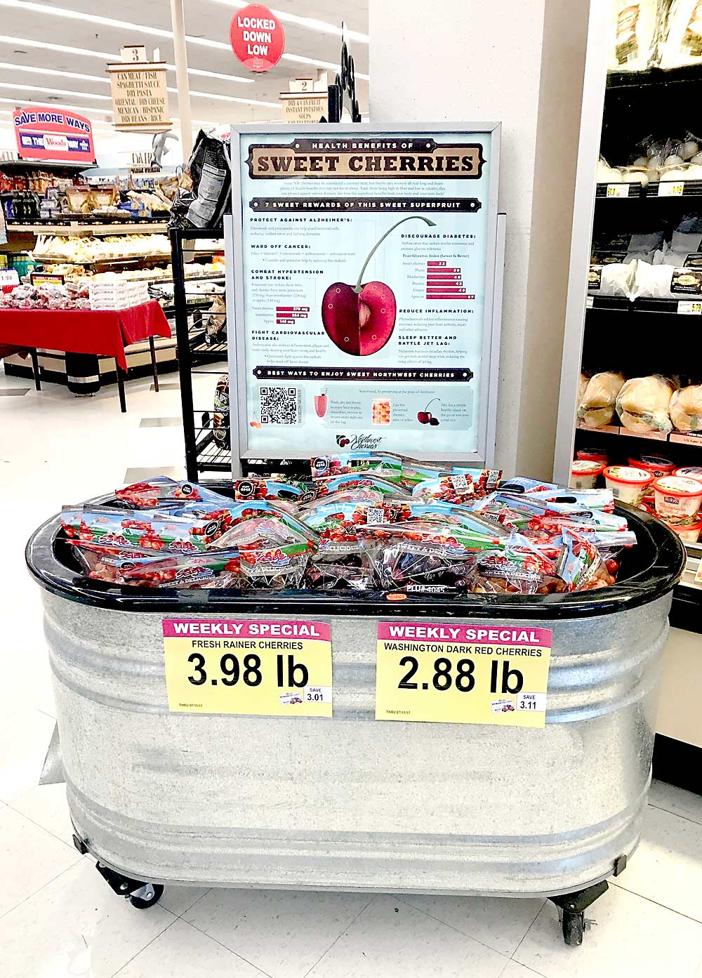 In-store propagační akce, jako je tato Severozápadní Pěstitelé Třešňové zdraví marketingové zobrazení v Missouri Lese Supermarketu, bude pokračovat v koordinaci s podporou on-line prodeje. (S laskavým svolením Northwest Cherry Growers)