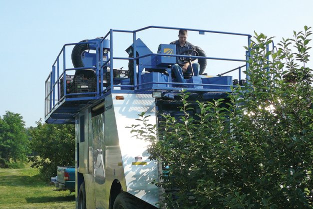 The Korvan 7240 blueberry harvester was first demonstrated at the Clarksville Horticulture Experiment Station by Michigan State University’s team at the start of the research project in July 2008.
