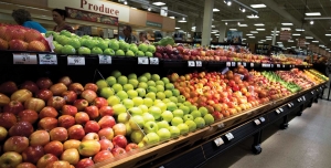 Apple consumers today find an abundance of choices on supermarket shelves. (TJ Mullinax/Good Fruit Grower)