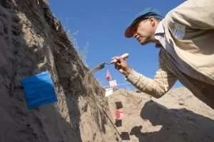 Sebastian Traviesa searches for soil texture layers during a viticulture field day