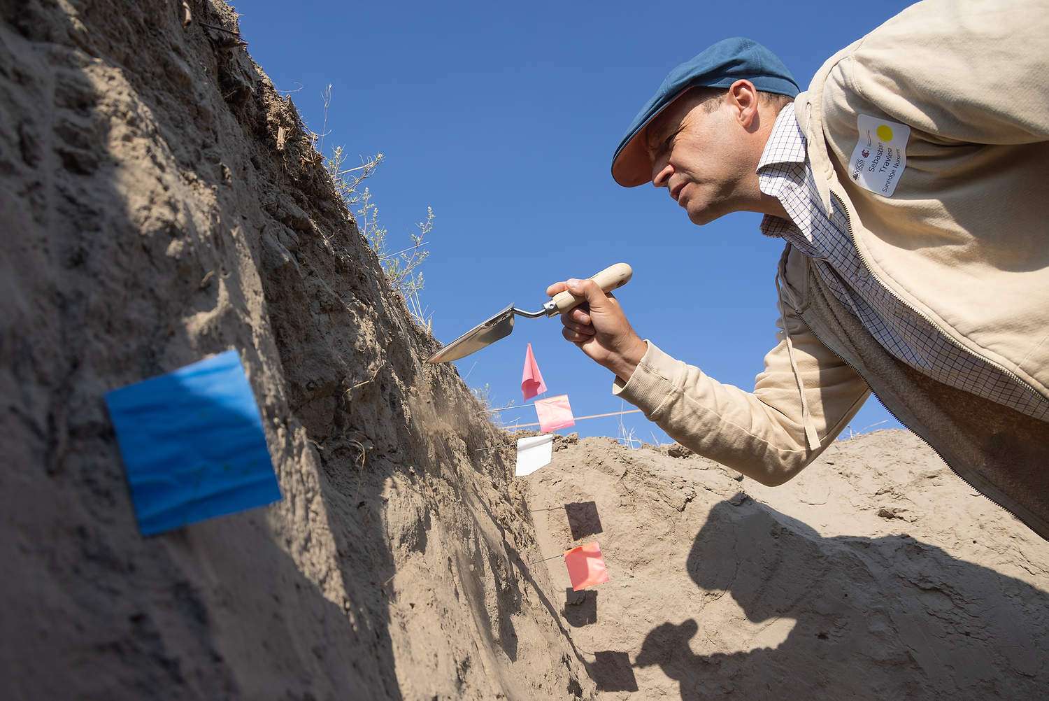 Sebastian Traviesa searches for soil texture layers during a viticulture field day