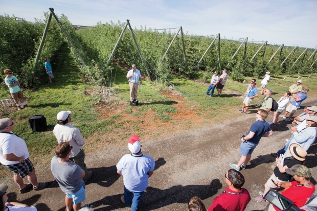 Jim Doornink explains his production strategies to IFTA tour-goers who visited his Yakima, Washington, orchard this summer. (TJ Mullinax/Good Fruit Grower)