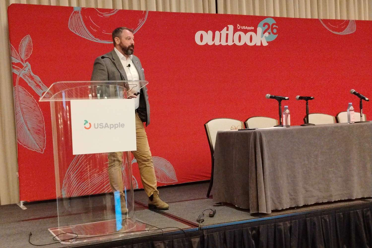 Chris Gerlach of USApple speaking at the 2026Outlook conference in Chicago.