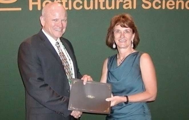 American Society for Horticultural Science past-president Fred Davies presents Beth Mitcham with the award for Outstanding International Horticulturist on August 4, 2015 in New Orleans, Louisiana. <b>(Courtesy UC Davic-Horticulture Innovation Lab)</b>
