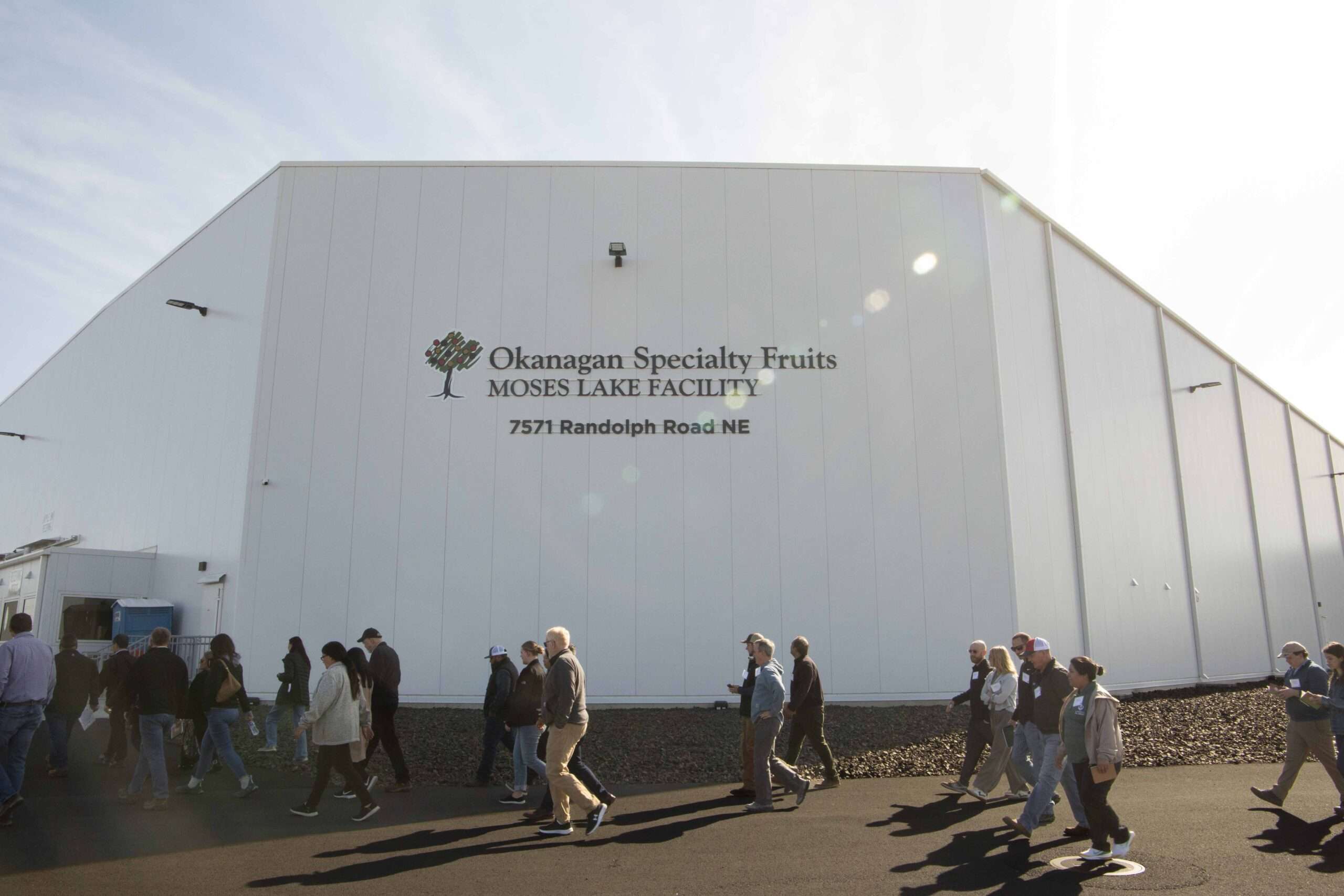 Ag tech supporters participate in a field day and seminar hosted by Okanagan Specialty Fruits on April 30 in Moses Lake and Royal City, Washington. The company produces Arctic apples, bioengineered to not turn brown after slicing. The founder proposes using the same genetic tools to make orchards more productive. (Ross Courtney/Good Fruit Grower)