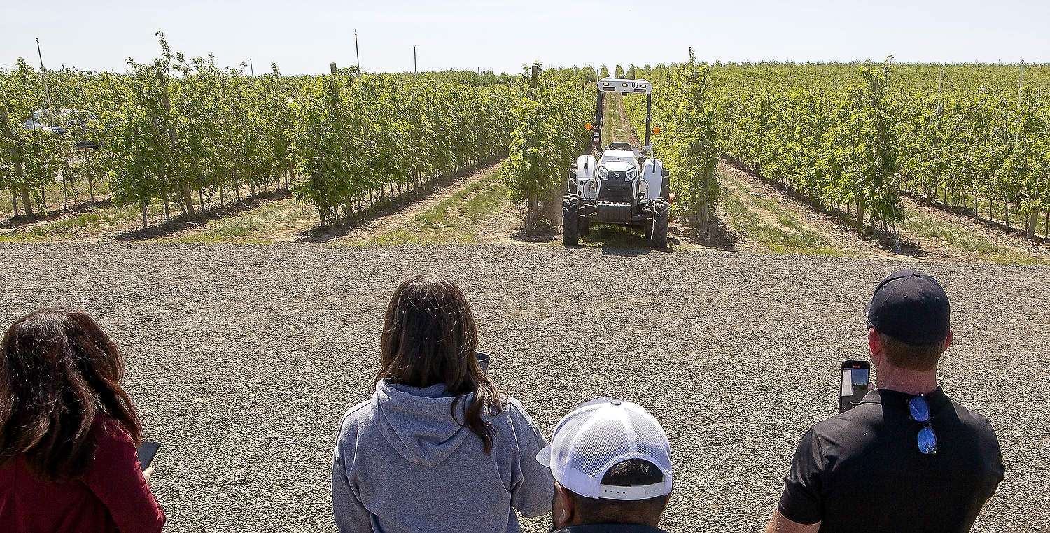Agtonomy demos a driverless tractor