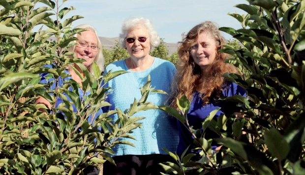Gie Perleberg (center) with daughters Dena Ybarra (left) and Carla Perleberg (right). (Geraldine Warner/Good Fruit Grower)