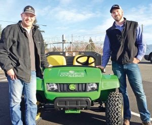 Scott Jack received a Gator from Kyle Dillon, right. (O. Casey Corr/Good Fruit Grower)