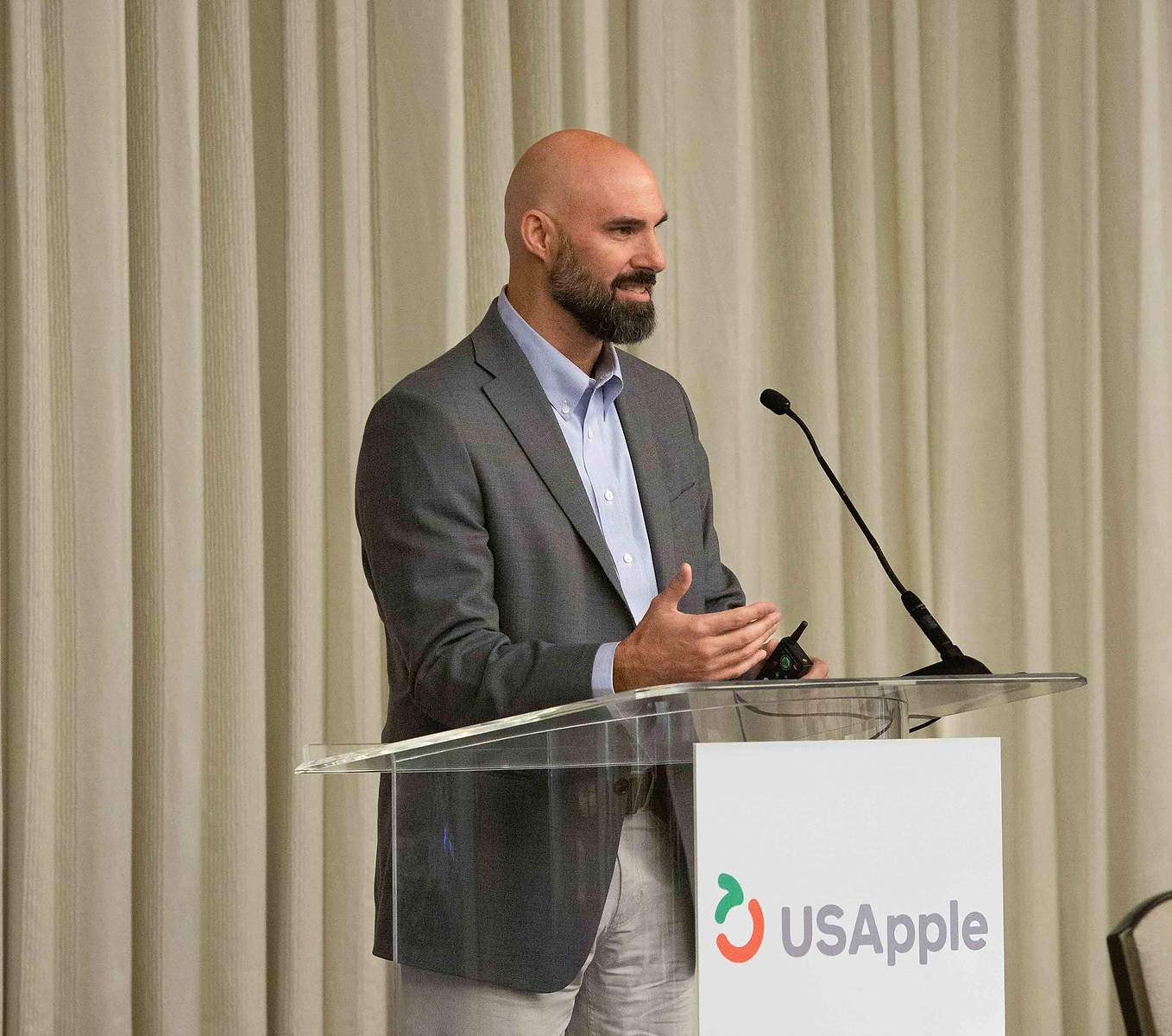 Tom Barnes of Category Partners speaking at USApple Outlook