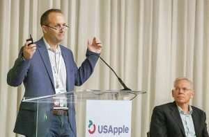 West Mathison, president of Stemilt Growers, left, and retired fruit executive Welcome Sauer discuss the history and future of Washington’s apple volumes in August at the 2025 USApple Outlook conference in Chicago. (Ross Courtney/Good Fruit Grower)