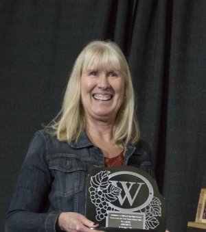 Jason Schlagel presents the Eric Hanson Memorial Grower of the Year Award to Mimi Nye during the Washington Association of Wine Grape Grower meeting in Kennewick, Washington on February 10, 2016. (TJ Mullinax/Good Fruit Grower)