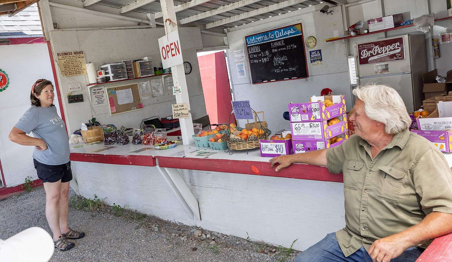 DeLap Orchards fruit stand