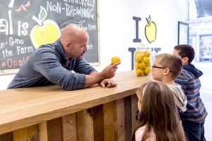 Postharvest manager Paul Esvelt explains what makes the Opal apple special at a “pop-up orchard” event in New York City, designed to build social media buzz about the variety exclusively owned by FirstFruits Marketing. (Courtesy FirstFruits Marketing)