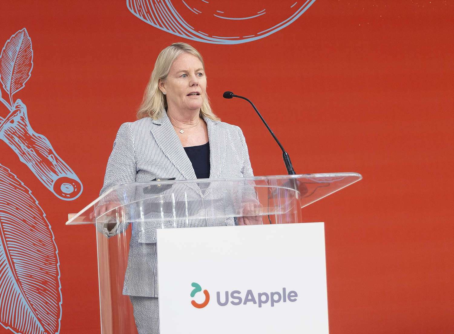 Diane Kurrle speaking at the U.S. Apple Association’s Outlook conference