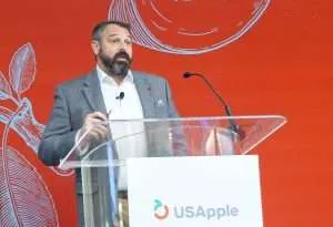 Chris Gerlach speaking at the USApple Outlook conference in Chicago.