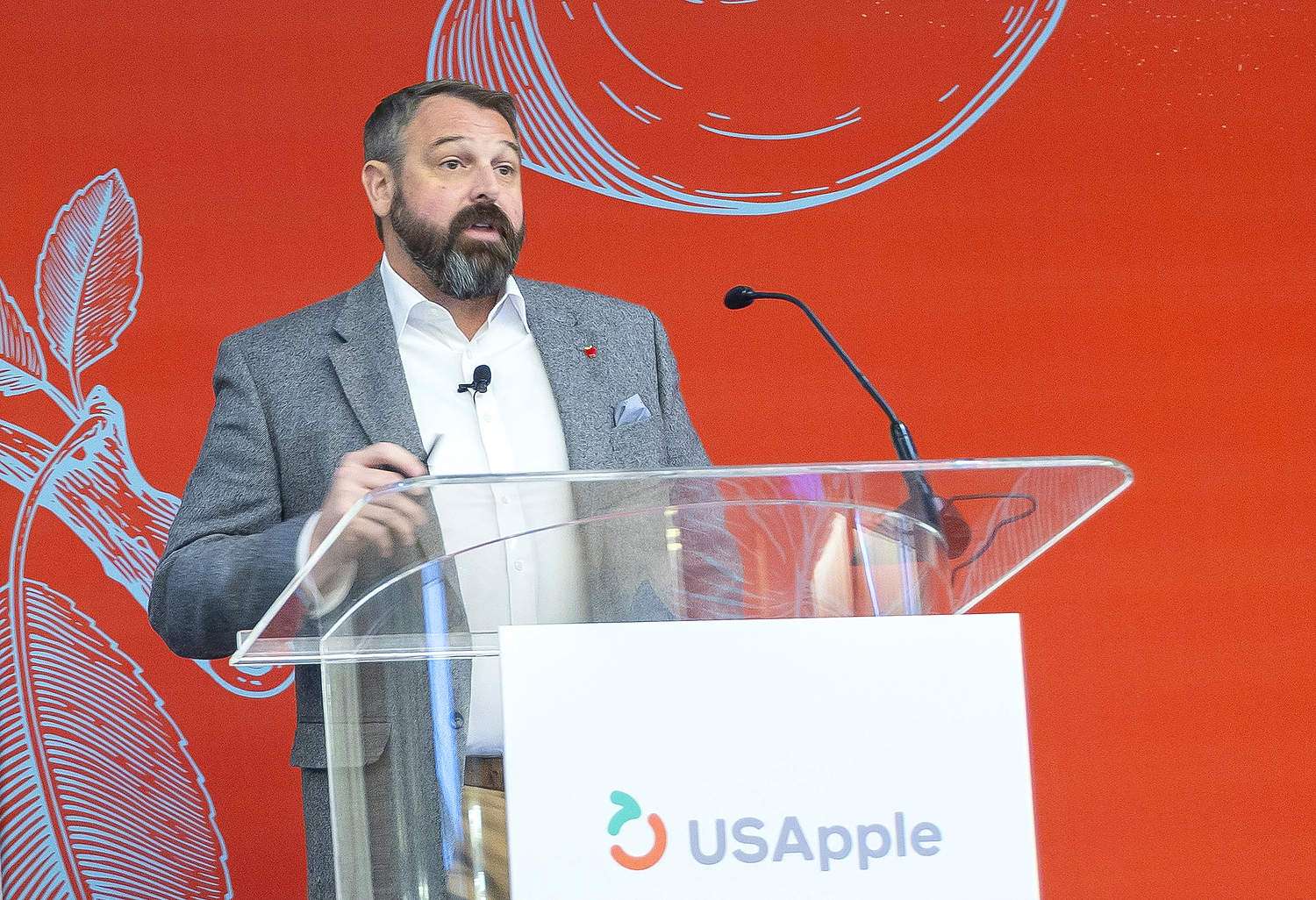 Chris Gerlach speaking at the USApple Outlook conference in Chicago.